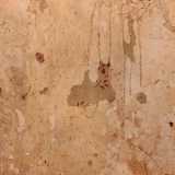 Sulle mura a ben vedere si notano i resti di un affresco. Lo storico Pappagallo ci aveva raccontato di alcuni affreschi prima presenti qui, in particolare fino agli anni 80 si segnalava inoltre la presenza di un disegno che ritraeva Mariano Filioli, componente della famiglia proprietaria della torre nel 1700